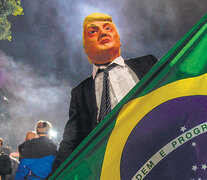Un simpatizante de Bolsonaro lleva una máscara de Trump al celebrar la victoria. (Fuente: EFE) (Fuente: EFE) (Fuente: EFE)