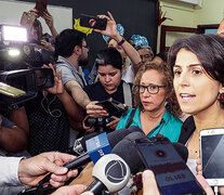 Manuela habla con la prensa en la escuela Santa Inés de Porto Alegre, donde votó ayer.