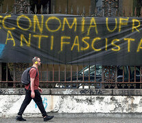 Una pintada en reacción a mensajes racistas en la entrada de la Universidad Federal de Río de Janeiro.
