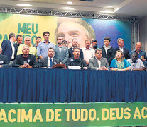 Jair Bolsonaro y sus colaboradores con el lema de campaña: Brasil por encima de todo, Dios por encima de todos. (Fuente: EFE) (Fuente: EFE) (Fuente: EFE)