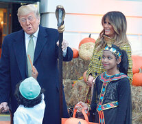 La pareja presidencial Trump y Melania recibe a niños por la fiesta de Halloween. (Fuente: EFE) (Fuente: EFE) (Fuente: EFE)