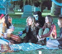 En la serie, un grupo de chicas adolescentes se embarca en un tradicional juego de predicciones macabras.