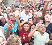 Haddad saluda a la multitud durante un acto de campaña en San Pablo.
