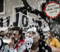 Cuando los militantes de Hijos leyeron el documento, cayó la misma nieve que en El Eternauta. (Fuente: Andres Macera) (Fuente: Andres Macera) (Fuente: Andres Macera)