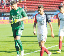 Los jugadores de San Lorenzo se retiran con la mirada perdida luego de otra derrota. (Fuente: Julio Martín Mancini) (Fuente: Julio Martín Mancini) (Fuente: Julio Martín Mancini)