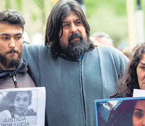 Guillermo Pérez y Marta Montero, padre y madre de lucía con su otro hijo el 15 de octubre de 2016, en la primera de muchas marchas de repudio a este brutal femicidio. (Fuente: EFE) (Fuente: EFE) (Fuente: EFE)