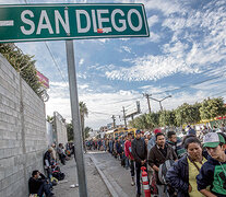 La inmensa cola para pedir formalmente asilo en Estados Unidos, en la ciudad de Tijuana.