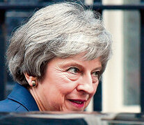 Sin conseguir el respaldo unánime de su gabinete, May abandona 10 Downing Street.