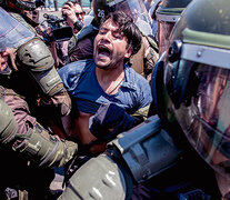 Un mapuche es detenido durante la protesta por la muerte de Catrillanca ayer en Santiago. (Fuente: AFP) (Fuente: AFP) (Fuente: AFP)