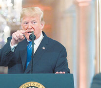 Trump le apunta el dedo a Jim Acosta justo antes de que le saquen el micrófono.