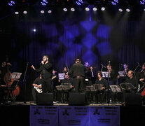 Orquesta Escuela y Quinteto de Guitarras suben a escena.