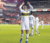 Cardona festeja su gol en la noche de Avellaneda.