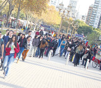 Fila para ingresar a Expo Empleo, el evento organizado en la Rural para que los jóvenes entreguen su CV. (Fuente: Leandro Teysseire) (Fuente: Leandro Teysseire) (Fuente: Leandro Teysseire)