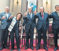 Luego de la acordada, la Corte Suprema difundió una imagen de brindis de fin de año, disimulando sus fuertes disidencias internas. (Fuente: CIJ) (Fuente: CIJ) (Fuente: CIJ)