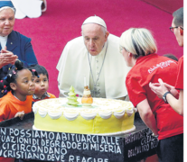 El papa Francisco cumplió el domingo 82 años y sopló las velitas junto a niños del dispensario Santa Marta. (Fuente: EFE) (Fuente: EFE) (Fuente: EFE)