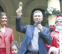 Mauricio Macri junto a Juliana Awada y a Antonia brindó en la Casa Rosada y arrancó las vacaciones.