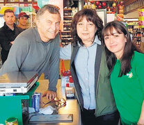 Con el espíritu del timbreo, Macri posó para la foto en un local de Villa La Angostura donde compró aceitunas.