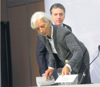 El Fondo ordena, el gobierno espía. Christine Lagarde, directora gerente del FMI. Atrás, Nicolás Dujovne.