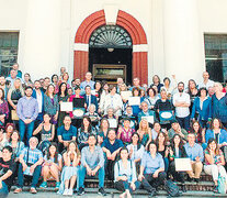 Los premiados posaron luego para la foto de recuerdo en la entrada de la ex ESMA.