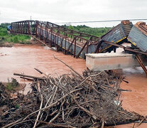 La formación del Belgrano Cargas cayó cuando se derrumbó el puente sobre el río Colorado en Salta. (Fuente: NA) (Fuente: NA) (Fuente: NA)