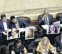 Las fotos de las víctimas de violencia de género acompañaron la sesión.