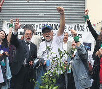 Las víctimas y sus familiares llevaban pañuelos con la leyenda “Juicio y castigo. Ford Nunca Más”. (Fuente: Bernardino Avila) (Fuente: Bernardino Avila) (Fuente: Bernardino Avila)