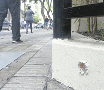 Los rastros de balas fueron descubiertos a metros de la puerta del ministerio. (Fuente: Sebastián Granata) (Fuente: Sebastián Granata) (Fuente: Sebastián Granata)