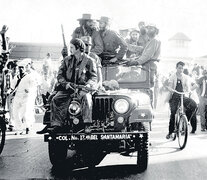 Fidel Castro entrando a La Habana con Camino Cienfuegos (izq.) el 8 de enero de 1959.