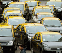 Taxistas protestaron ayer frente a la Legislatura por la ley que los obliga a modernizarse.