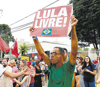 Frente a la prisión en Curitiba comenzaron a concentrarse militantes en la carpa donde se realizan las habituales vigilias. (Fuente: EFE) (Fuente: EFE) (Fuente: EFE)