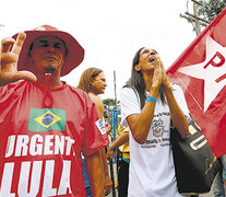 Simpatizantes del PT se reunieron afuera de la cárcel de Curitiba exigiendo la libertad de Lula.