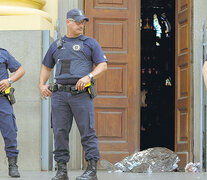 Agentes municipales custodian un cadáver en la entrada a la catedral de Campinas, cerca de San Pablo.