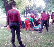 El SAME retira en camillas a la pareja alcanzada por el rayo.