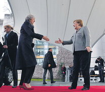 May tuvo un encuentro con Merkel como parte de una gira que la oposición británica le critica. (Fuente: AFP) (Fuente: AFP) (Fuente: AFP)