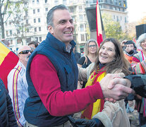 Javier Ortega Smith, secretario general de Vox, saluda a simpatizantes durante un acto político en Girona.