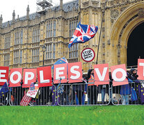 Ciudadanos en contra del Brexit se manifiestan a las afueras del Parlamento británico.