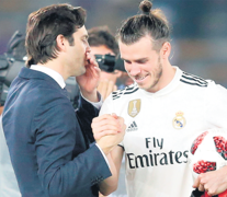 Santiago Solari saluda a Gareth Bale, que se llevó el balón por su triplete.