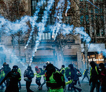 Chalecos amarillos resisten el gas lacrimógeno en los Champs-Elysées. (Fuente: AFP) (Fuente: AFP) (Fuente: AFP)