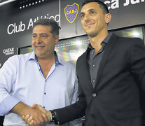 Tras su presentación como manager de Boca, Burdisso saluda al presidente Angelici. (Fuente: NA) (Fuente: NA) (Fuente: NA)