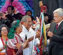 El presidente de México, Andrés López Obrador, recibe el bastón de Carmen Santiago.