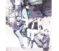 Un adolescente Spinetta fotografiado con el grupo Los Mods, en 1965. El primero desde la izquierda es Rodolfo García, luego baterista de Almendra. A la derecha, colgando del pasamanos, Luis Alberto.