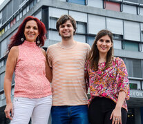 La directora Liliana Rateni junto a los estudiantes Tomas Degrati y Brenda Del Papa.