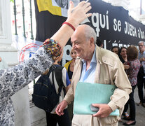 &amp;quot;Fuimos a ver a Feced para aclarar que una bibliotecaria no estaba involucrada y lo encontramos vestido de mujer&amp;quot;. (Fuente: Sebastián Granata) (Fuente: Sebastián Granata) (Fuente: Sebastián Granata)