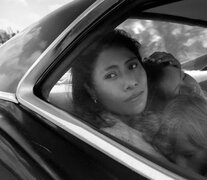 Yalitza Aparicio, en la piel de Cleo, es omnipresente en su aporte a la vida familiar.