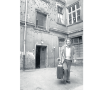 Saliendo de la casa de BerlIn, donde vivió 8 años de exilio. En las paredes, los rastros de la segunda guerra mundial, 1983.
