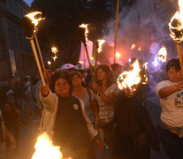 Una multitud de antorchas recorrieron la ciudad de Rosario reclamando el fin del tarifazo.