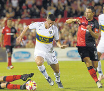 Marcone pasa entre Fornica y Maxi Rodríguez; Barrios observa la jugada. (Fuente: Télam) (Fuente: Télam) (Fuente: Télam)