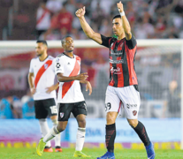 Festejo de Gabriel Avalos, el autor de los tres goles de Patronato en el Monumental. (Fuente: Télam) (Fuente: Télam) (Fuente: Télam)