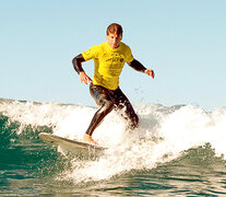 Pablo Martínez, de 28 años, surfeando las olas de su ciudad: Mar del Plata.