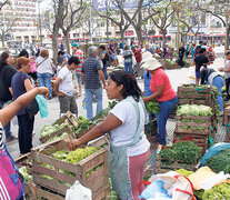 Los feriazos, como éste en plaza Once, son armados con lo mínimo: la mercadería y sus productores. (Fuente: Jorge Larrosa) (Fuente: Jorge Larrosa) (Fuente: Jorge Larrosa)